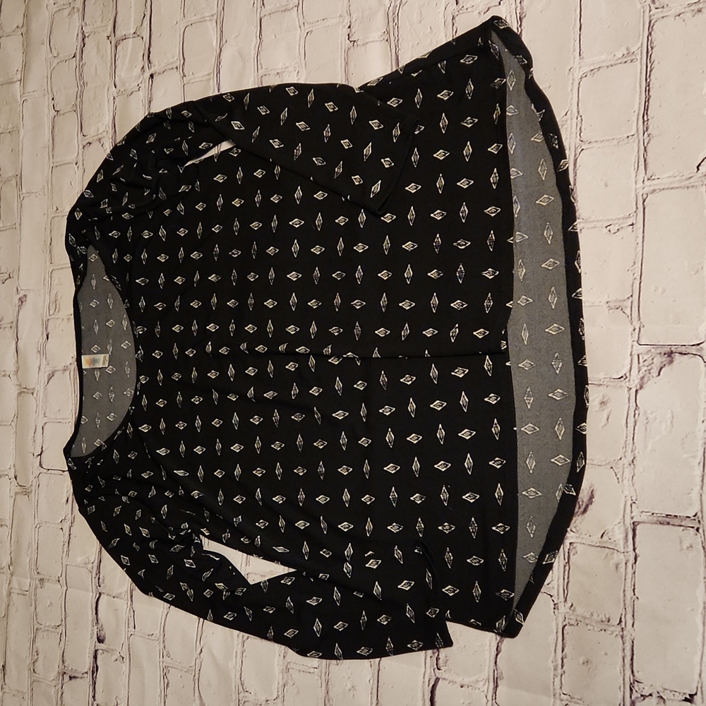 Medium long sleeved black slinky tee LuLaRoe Lynnae with diamond design